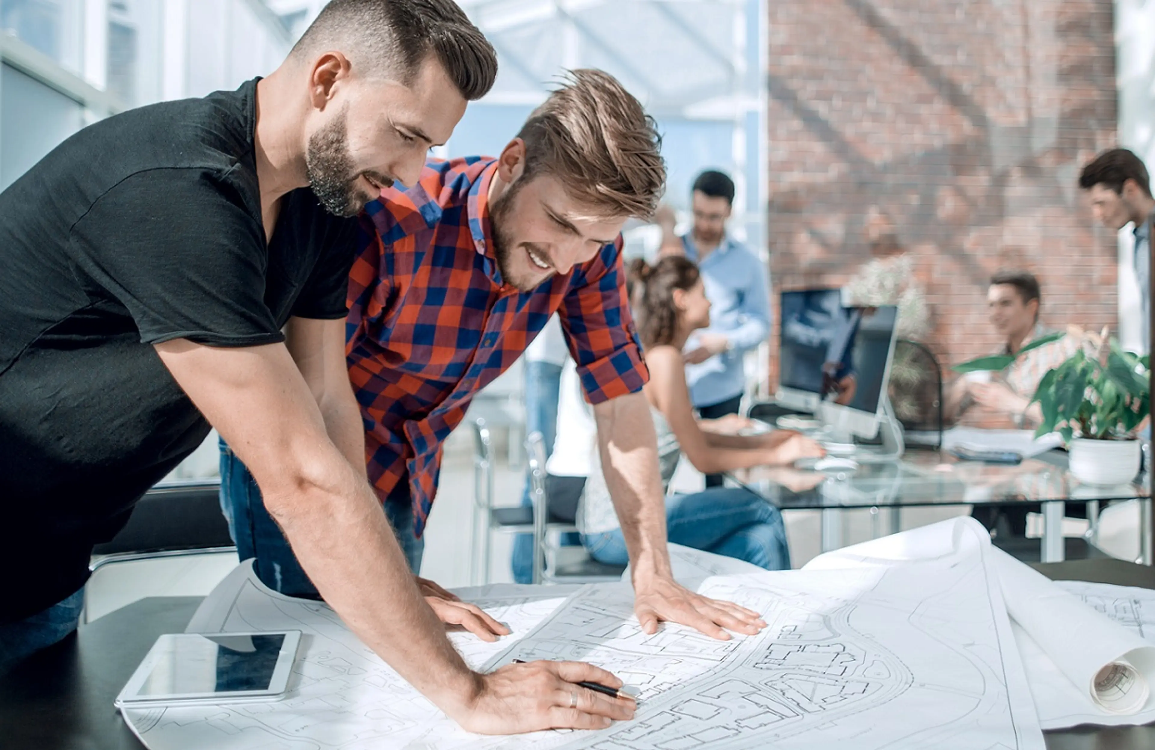 Ingenieure prüfen Hausanschluss-Plan
