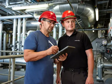 Ein älterer und jüngerer Mann arbeiten zusammen