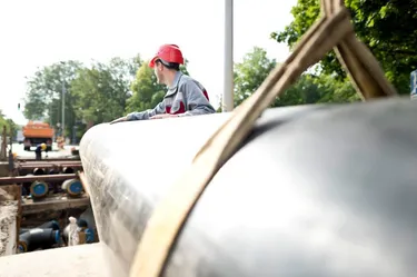 enercity Mitarbeiter verlegt Fernwärme-Leitungen