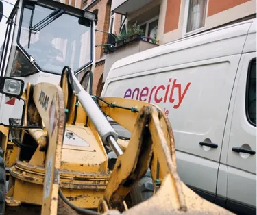 Bagger vor einem einem Fahrzeug von enercity