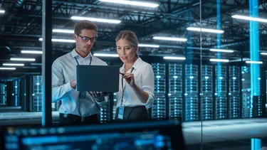 Mann und Frau in einem Serverraum