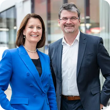 Die Geschäftsführung der enercity Netz lächelt freundlich in die Kamera